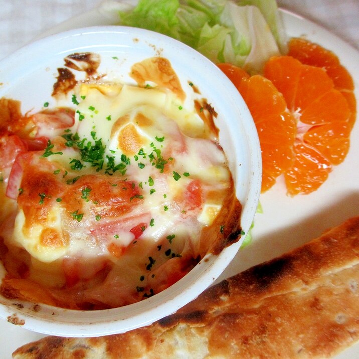 ハムとトマトとゆで卵のチーズ焼き朝パンプレート